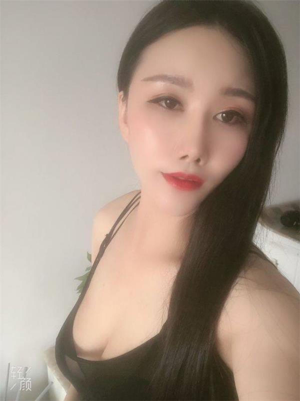 叶子美女皮肤白身材好