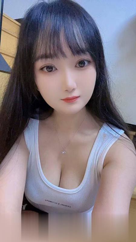 后湖大胸小姐姐