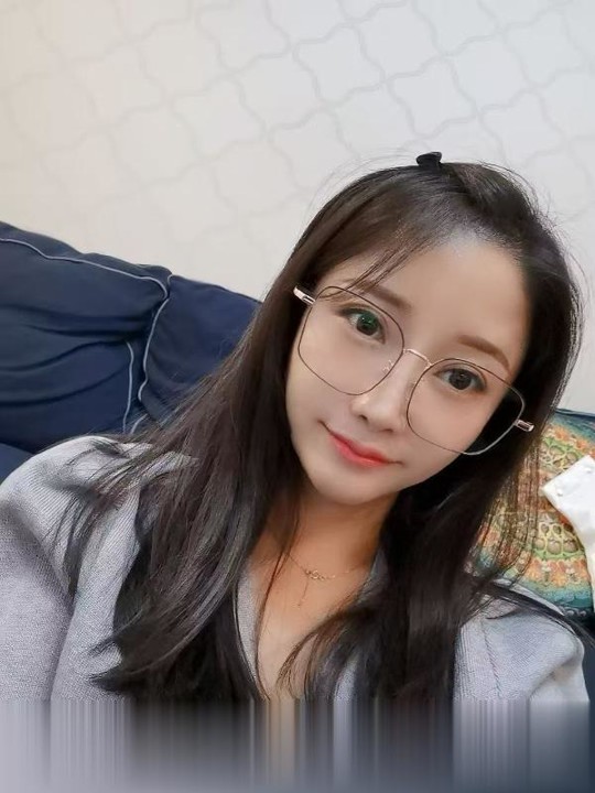戴眼镜的妹妹