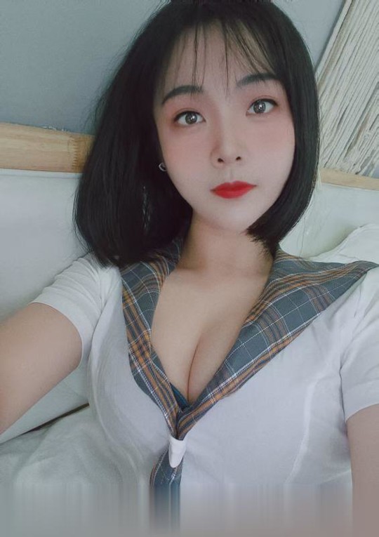 齐肩短发小姐姐