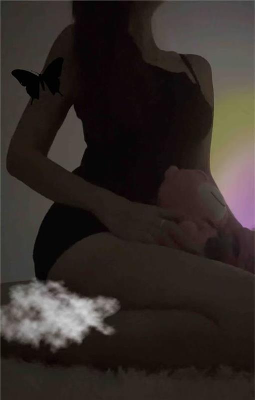 年轻冷白皮小妹