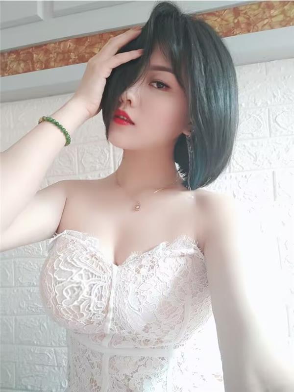 短发韵味女郎