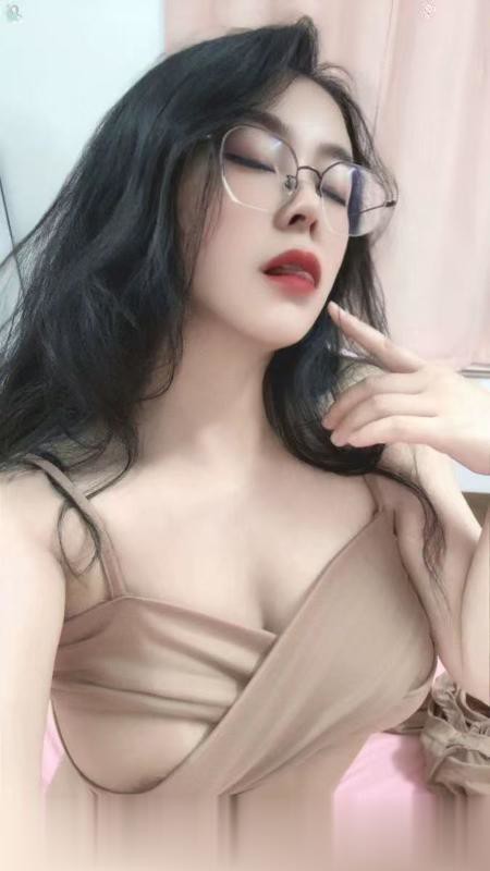 浦东连体衣眼镜女