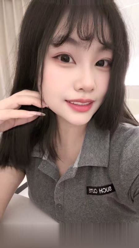 甜美且巨乳的伊伊