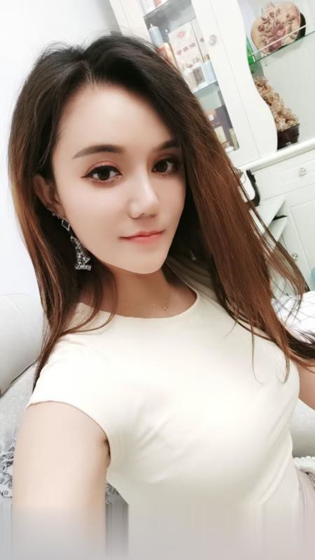 前凸后翘混血妹妹