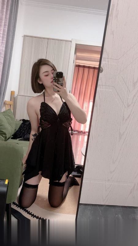 园区黑丝翘臀骚货