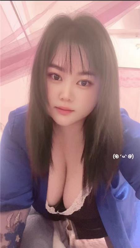 奶子比头还大的少妇