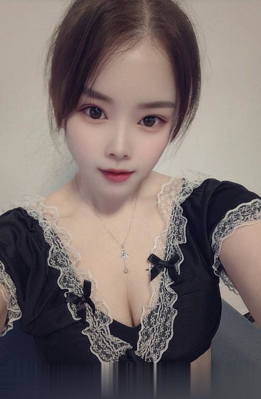 临平短发情趣女郎