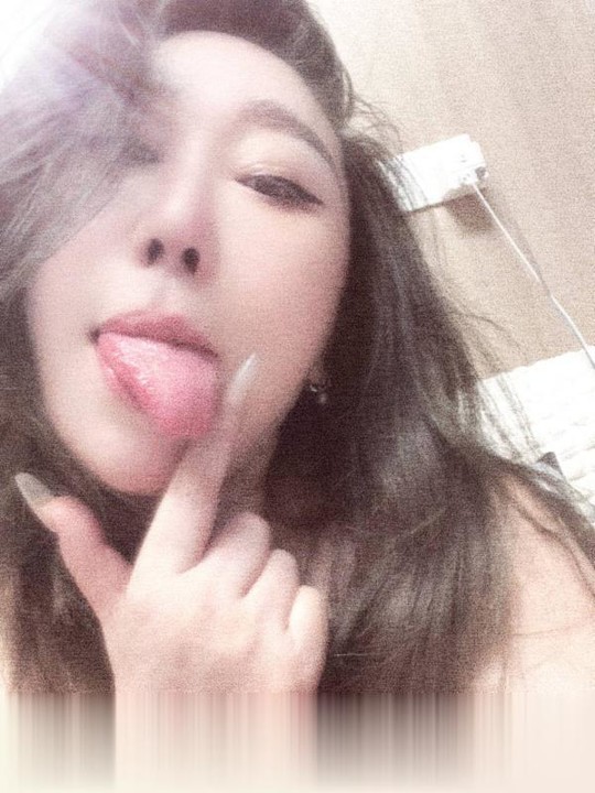 巨乳舔脚榨汁姐媚雪