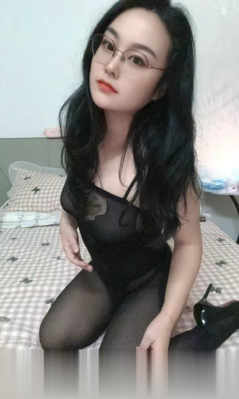 温柔反差眼镜妹
