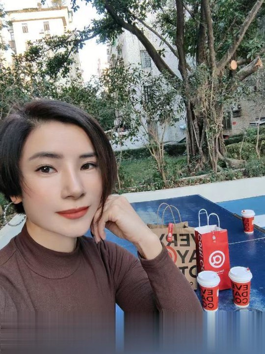 短发娜娜..