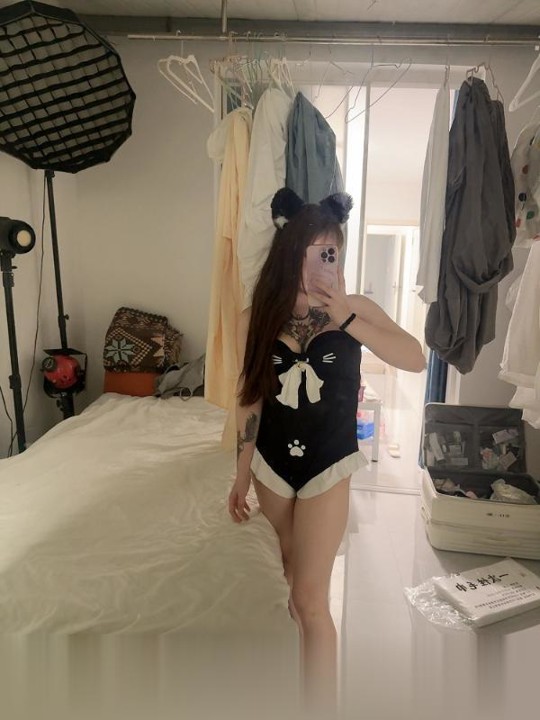 长宁白嫩纹身美女