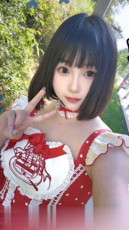甜美短发大胸小姐姐