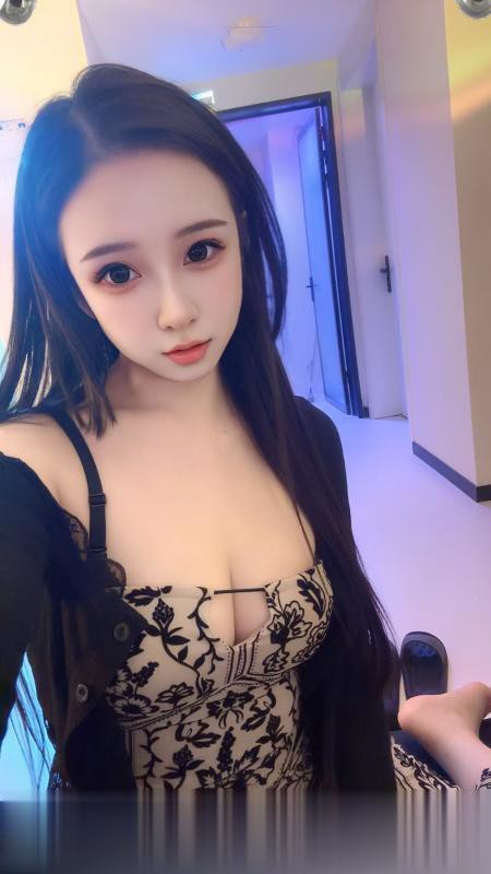 大胸风骚小姐姐