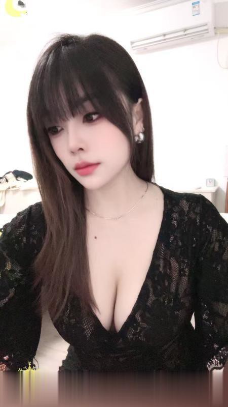 纹身冷白皮少妇