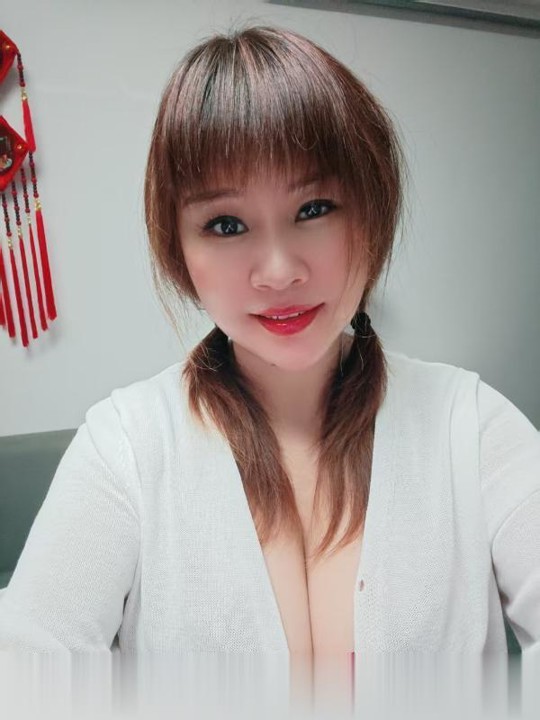 白云爆乳美少妇
